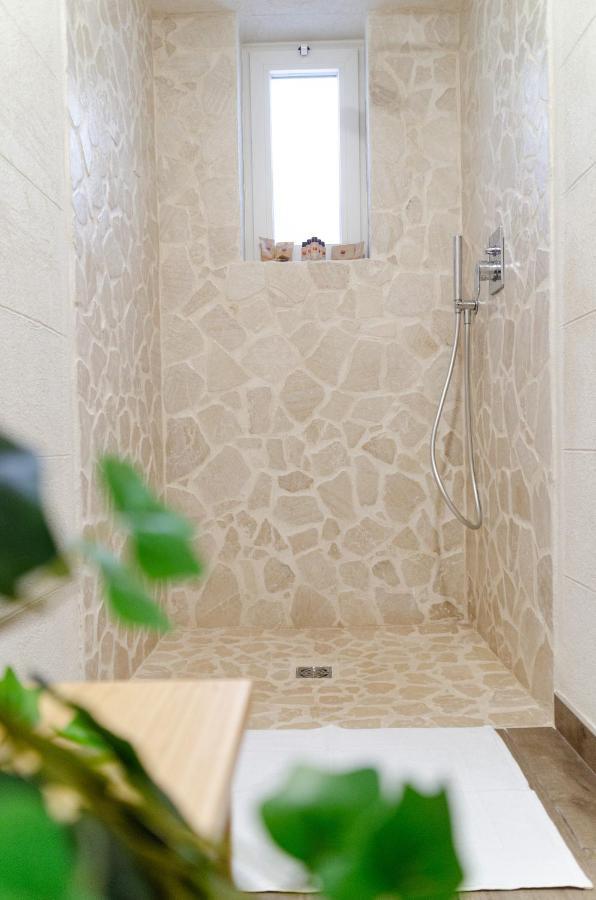 Modern Stone Apartment In The Heart Of Bari Ngoại thất bức ảnh