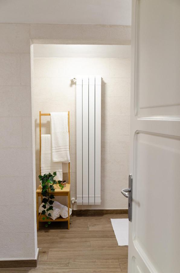 Modern Stone Apartment In The Heart Of Bari Ngoại thất bức ảnh