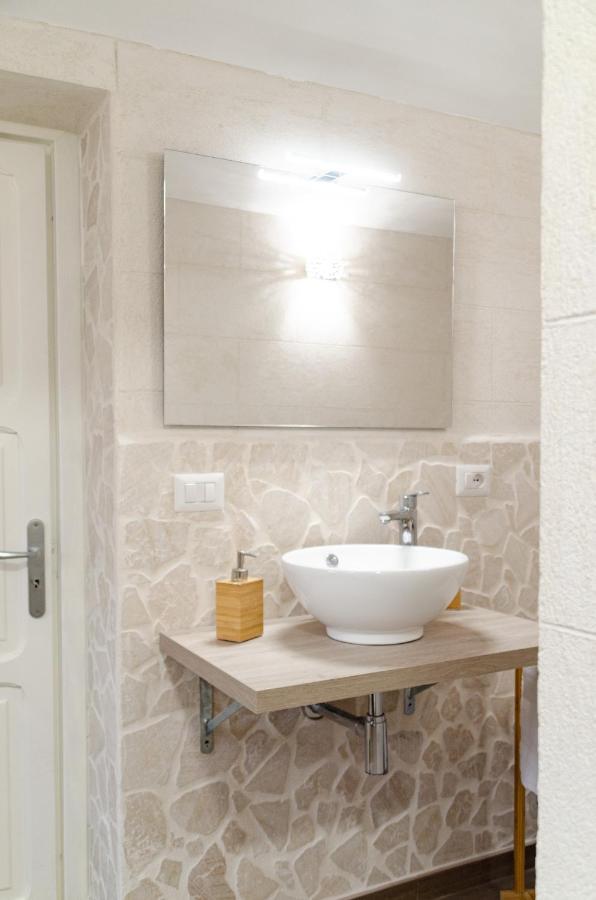 Modern Stone Apartment In The Heart Of Bari Ngoại thất bức ảnh