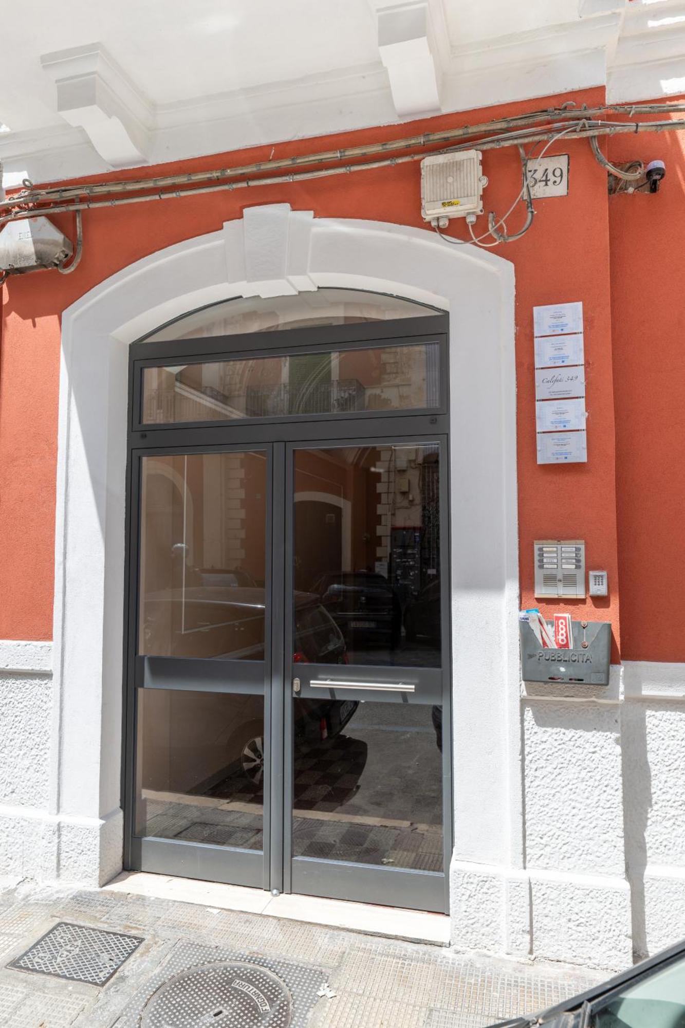 Modern Stone Apartment In The Heart Of Bari Ngoại thất bức ảnh