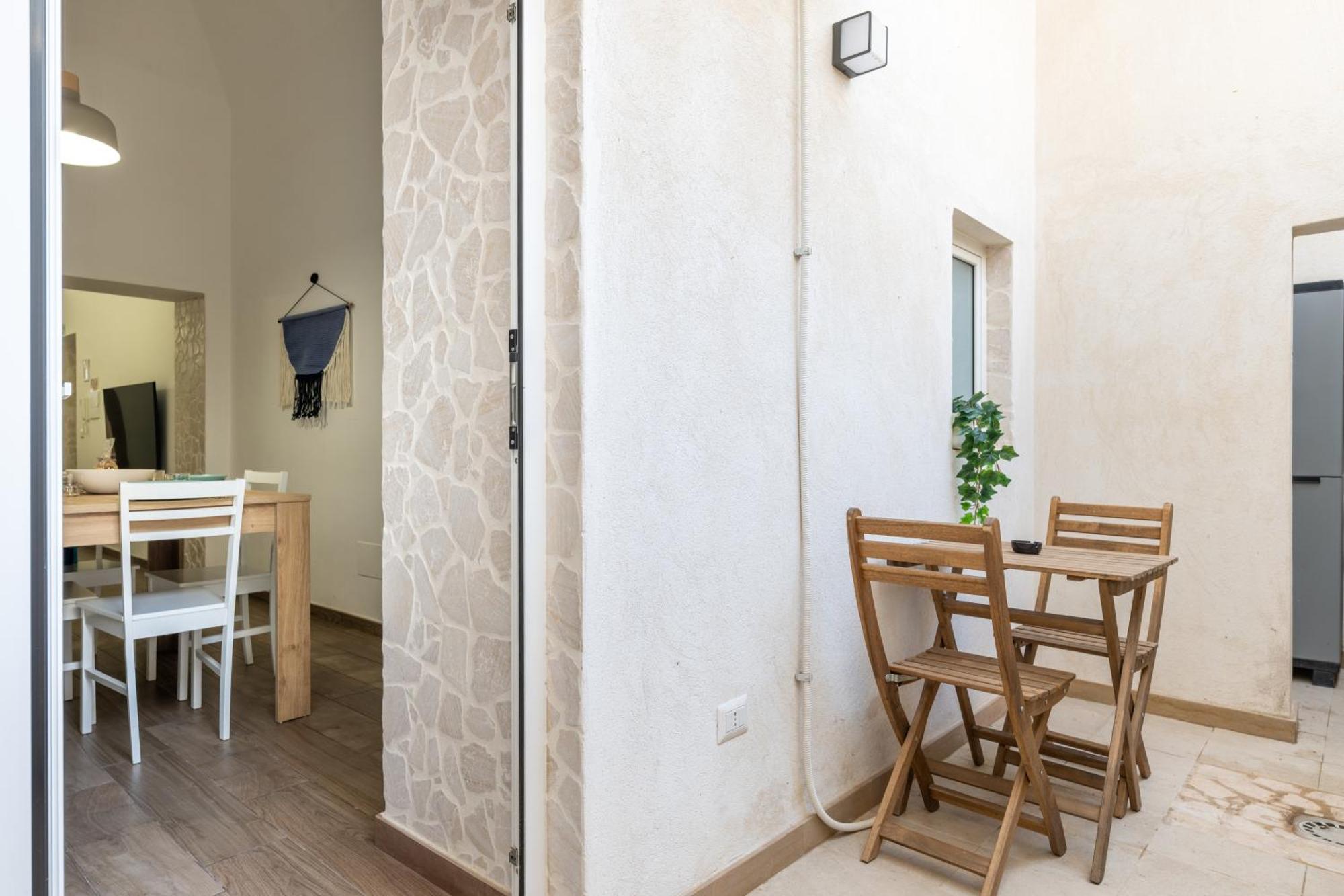 Modern Stone Apartment In The Heart Of Bari Ngoại thất bức ảnh