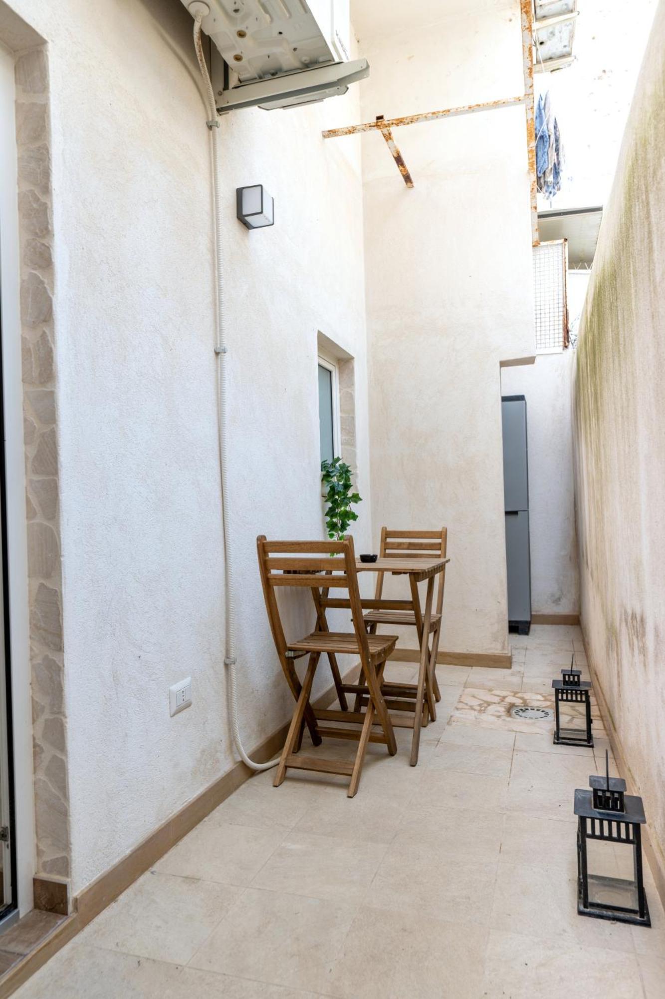 Modern Stone Apartment In The Heart Of Bari Ngoại thất bức ảnh